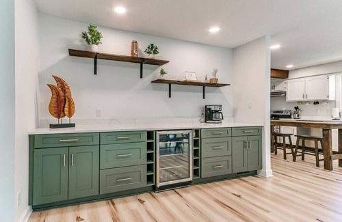 Des Moines Apartment | Big Groups~Game Room~5Bedroom~Kids Toys~Office