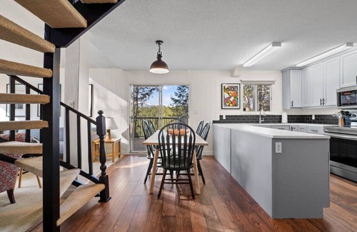 East Kootenay Apartment | Big Horn Hideaway | Hot Tub | Fireplace | Backyard