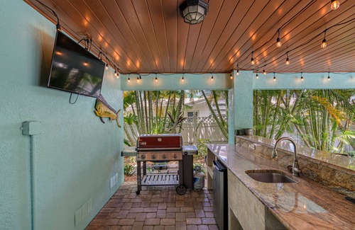 Holmes Beach House | Big Luxury 6 bdrm, Pool, Spa, Bikes, Kayak, Reviews, Beach!