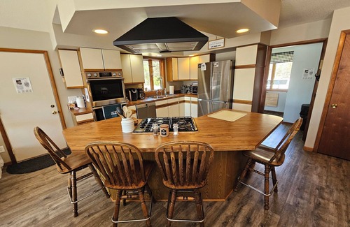 Canadian Lakes House | Big Red Lakefront Getaway & Golf Retreat at Canadian Lakes