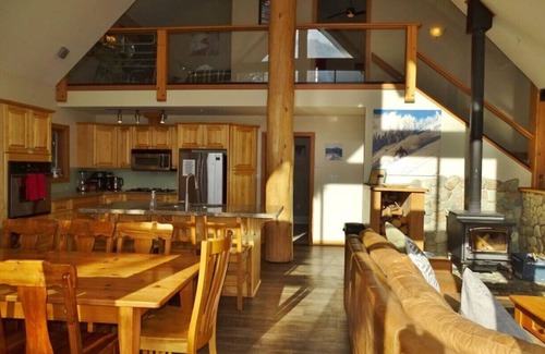 Rossland House | Big Red Lodge Red Mountain