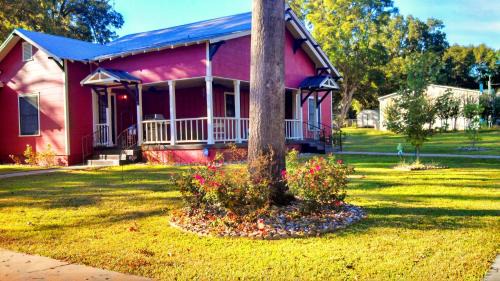 Frankston House | Big Red Spacious, sleeps six & pet friendly!