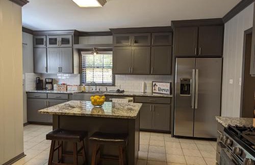 Frankston House | Big Red Spacious, sleeps six & pet friendly!