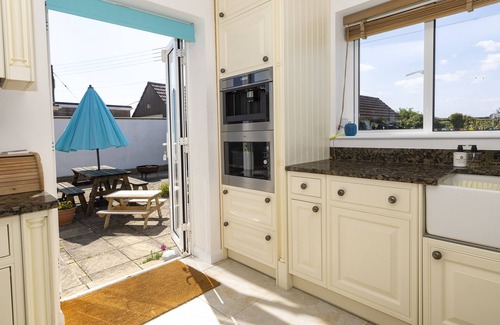 Bridport House | Big Sky-2 min walk Hive Beach Burton Bradstock . Parking Lg Gardens slps 10+ cot