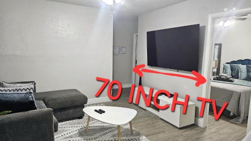 Hollywood Apartment | Big TV Apartment 6 Miles From Hard Rock Stadium and Casino