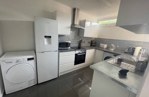 Kennington House | BigHouse·Family·Garden·HugeTV·2Baths·FullKitchen