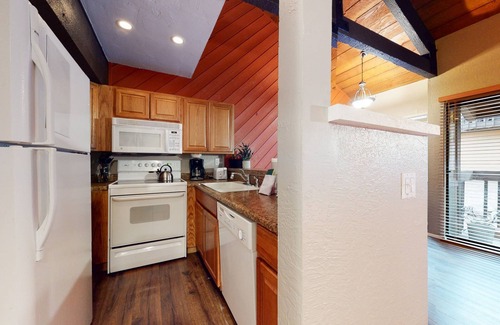 Majestic Pines Condo | Bigwood 63 Cozy Mountain Home, 1 Car Garage, Close to Eagle Lodge by RedAwning