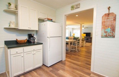 Saint Simons Island Cottage | Bike to Beach, Pier & Hotspots! Fenced Yard, Geat Location!