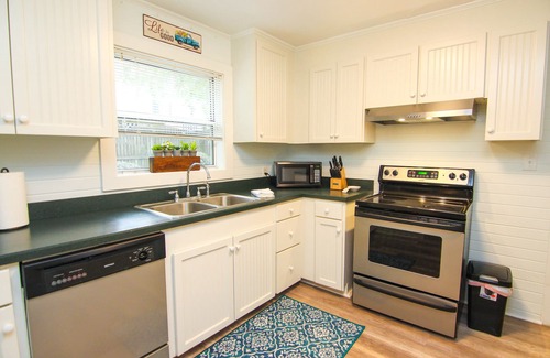 Saint Simons Island Cottage | Bike to Beach, Pier & Hotspots! Fenced Yard, Geat Location!