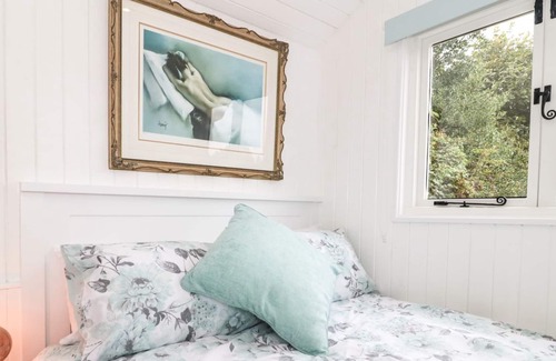 New Forest District Cottage | BILLABONG, romantic, with a garden in Ringwood