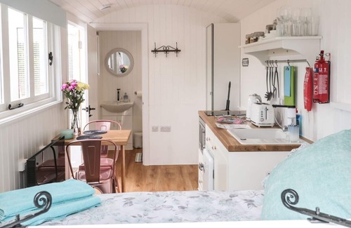 New Forest District Cottage | BILLABONG, romantic, with a garden in Ringwood