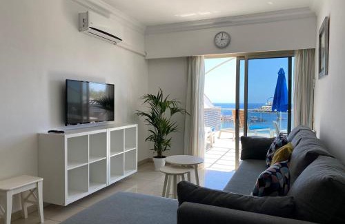 Playa de Mogan Apartment | Billy's Beachfront Apartment with pool access