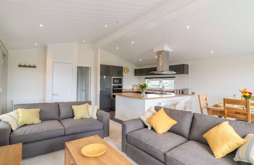 Teigngrace Cottage | BIRCH LODGE, pet friendly, character holiday cottage in Newton Abbot