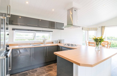 Teigngrace Cottage | BIRCH LODGE, pet friendly, character holiday cottage in Newton Abbot