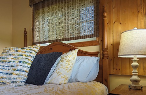 Innisfil Cabin | Bird Haven Log Cabin, Unique, charming and close to Lake Simcoe.