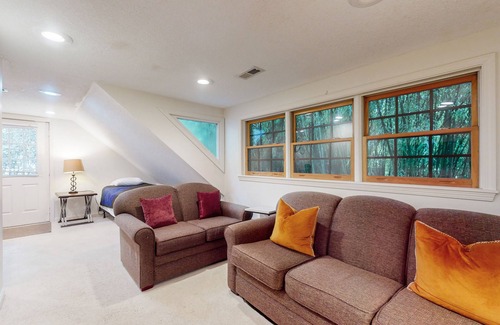 Hendersonville Cottage | Bird House | Nature Lovers Paradise | Patio & Direct Trail Access