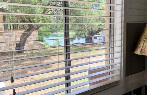 Pedernales Bend Cottage | BIRDHOUSE COTTAGE - King Bed: Cozy cottage with Lake Views & Access