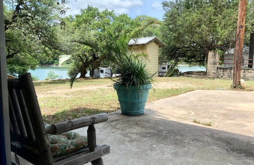 Pedernales Bend Cottage | BIRDHOUSE COTTAGE - King Bed: Cozy cottage with Lake Views & Access