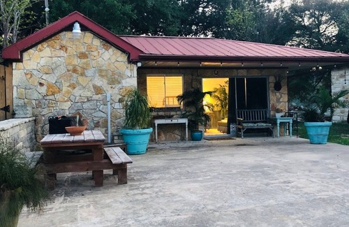 Pedernales Bend Cottage | BIRDHOUSE COTTAGE - King Bed: Cozy cottage with Lake Views & Access