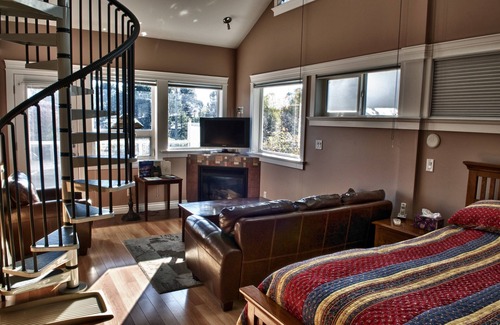 Victoria House | Birds of a Feather Victoria Oceanfront Studio Suites