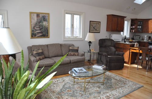 Madison Apartment | Birdsong - Relaxation, Activities & Culture In Quaint Shoreline Town