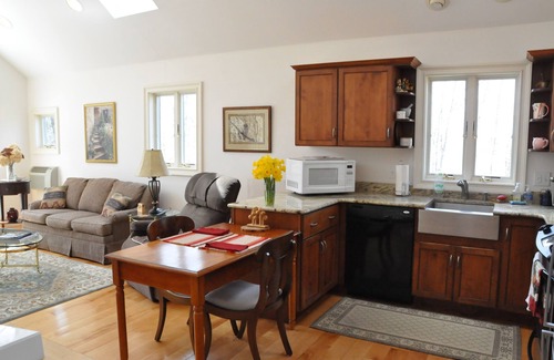 Madison Apartment | Birdsong - Relaxation, Activities & Culture In Quaint Shoreline Town