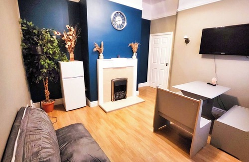 Seisdon House | Birmingham - Bungalow - Sleeps6 - Garden - Parking
