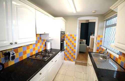 Seisdon House | Birmingham - Bungalow - Sleeps6 - Garden - Parking