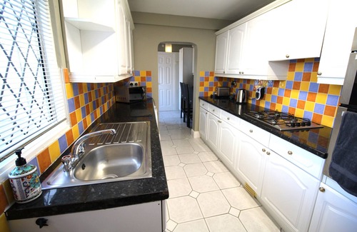 Seisdon House | Birmingham - Bungalow - Sleeps6 - Garden - Parking