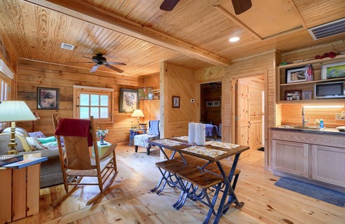 South Bloomingville Cabin | Bison Hollow Hideaway