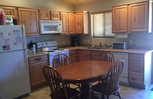 Heber House | Bison Ranch cabin with water views