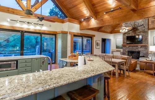 Helen Cabin | Bison View Lodge -Epic Views | Hot Tub | Pickleball Courts