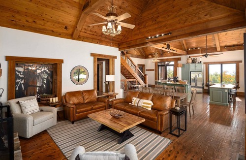 Helen Cabin | Bison View Lodge -Epic Views | Hot Tub | Pickleball Courts