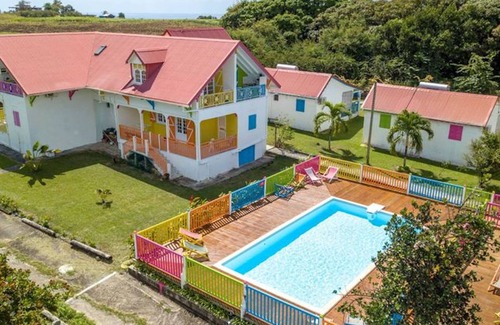 Capesterre-de-Marie-Galante House | Blue or yellow hummingbirds