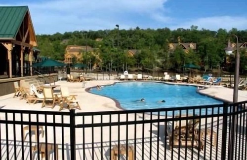 Reeds Spring Cabin | Black Bear Cabin! Gated golf course & 4.5 Miles from Silver Dollar City!