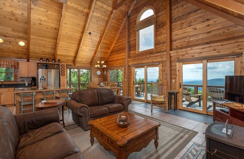 Old Fort Cabin | Black Bear Summit | Mountain Views & Hot Tub - 3 BR