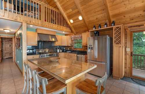 Old Fort Cabin | Black Bear Summit | Mountain Views & Hot Tub - 3 BR