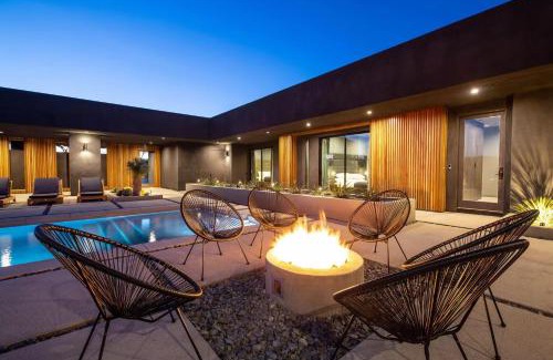 Yucca Valley House | Black C House Modern w pool spa