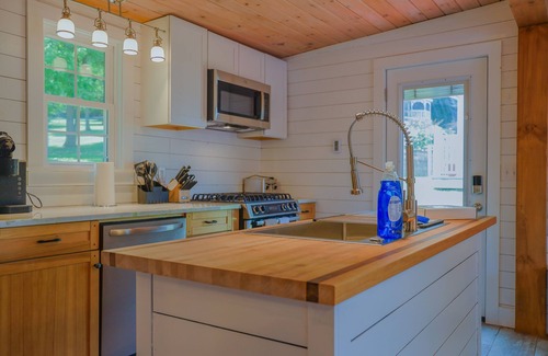 Hiwassee House | Blackberry Bungalow- Waterfront, Claytor Lake Home with Dock