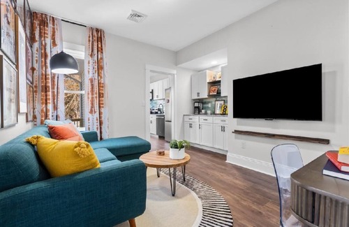 Westside Norwich Apartment | Blackjack King-3 King Beds-1.8 Mi. To Mohegan