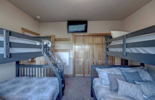 Lead Ski Chalet | Blackmoon 3 BR Chalet at Terry Peak with Outdoor Hot Tub - Sleeps 16