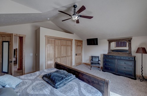 Lead Ski Chalet | Blackmoon 3 BR Chalet at Terry Peak with Outdoor Hot Tub - Sleeps 16