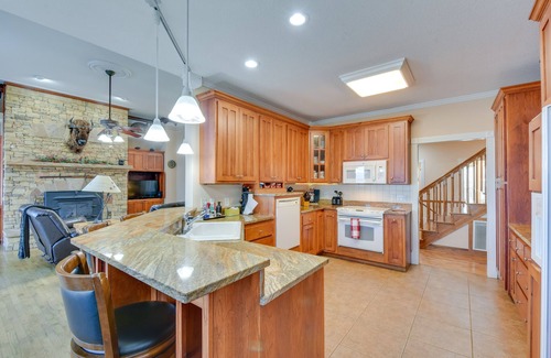 Blairsville House | Blairsville Mansion w/Hot Tub, Casino + Games!