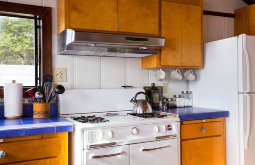 McDonald House | Bleu Bay | Charming Coastal Cottage, Private Beach