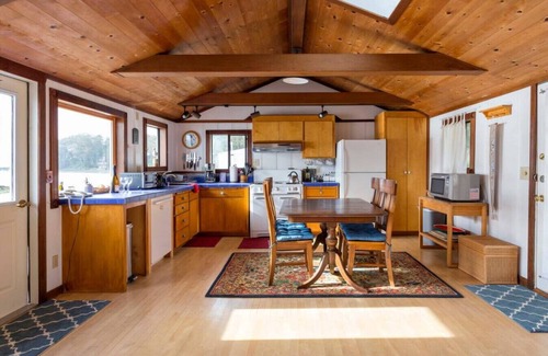 McDonald House | Bleu Bay | Charming Coastal Cottage, Private Beach