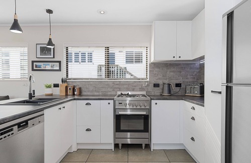 Mount Maunganui House | Bliss.Classic chilled beach house two minutes walk or 200 m from the beach