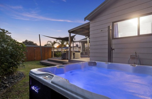 Mount Maunganui House | Bliss.Classic chilled beach house two minutes walk or 200 m from the beach