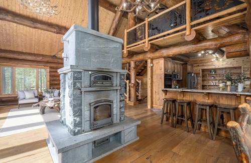 Blairsville Cabin | Blissful Log Haven-Private dock on Lake Nottely-Movie Theatre & Game Rooms!