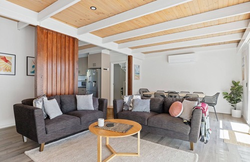 Ventnor House | Bloomfield Vistas - 1 minute walk to the beach