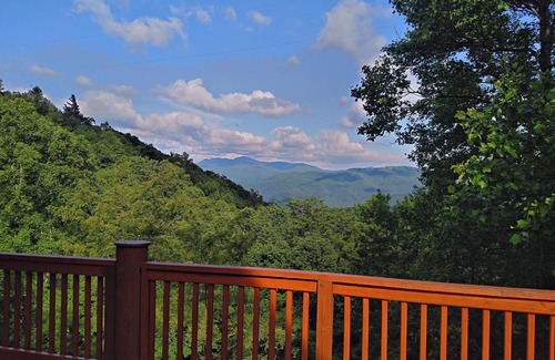 Apple Ridge Cabin | Blowing Rock Fabulous Log Cabin with Great Views. Upscale newer large home